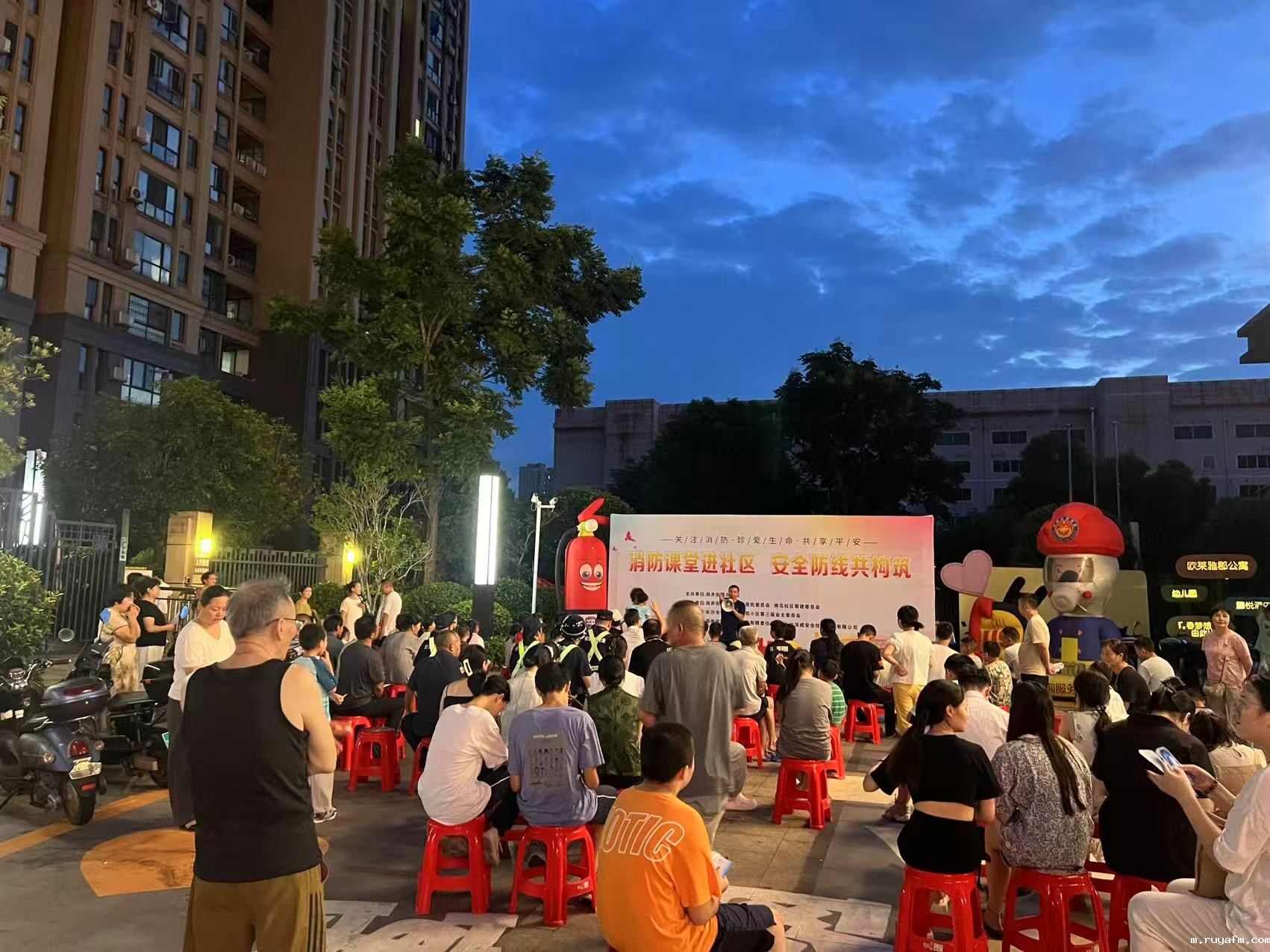 消防课堂进社区 安全防线共构筑